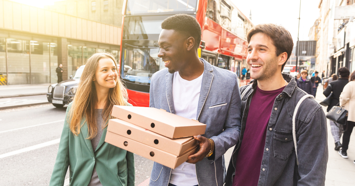 Amigos con comida para llevar en Londres