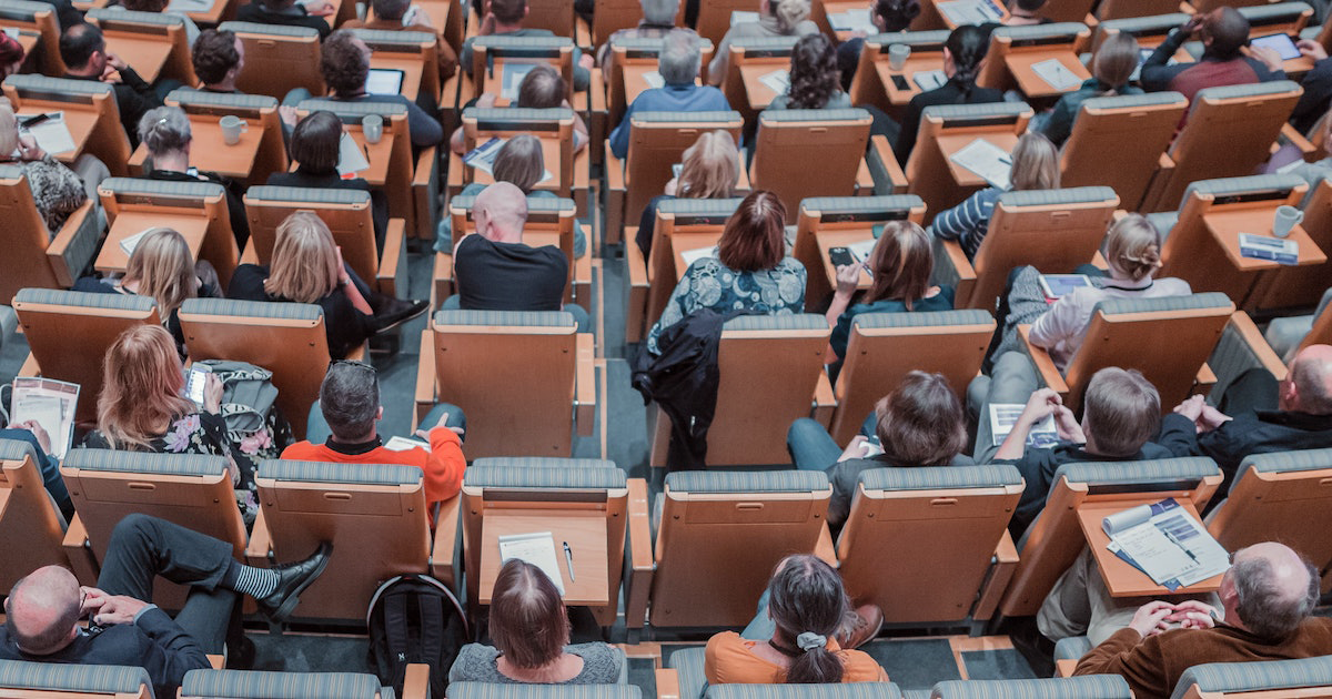 Estudiantes en auditorio universitario