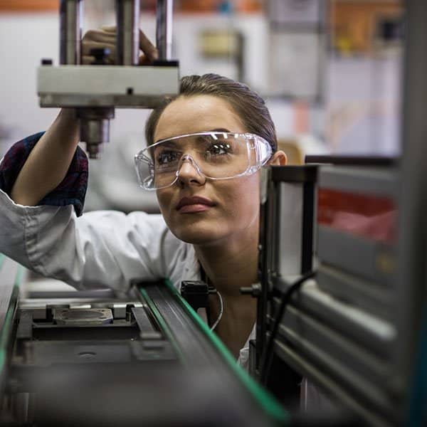 Mujer con tecnología de fabricación avanzada