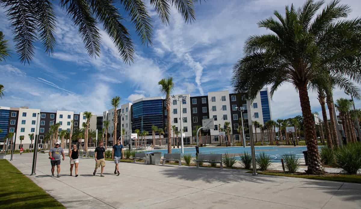 Students walking around Embry-Riddle Aeronautical University â Daytona Beach Campus.