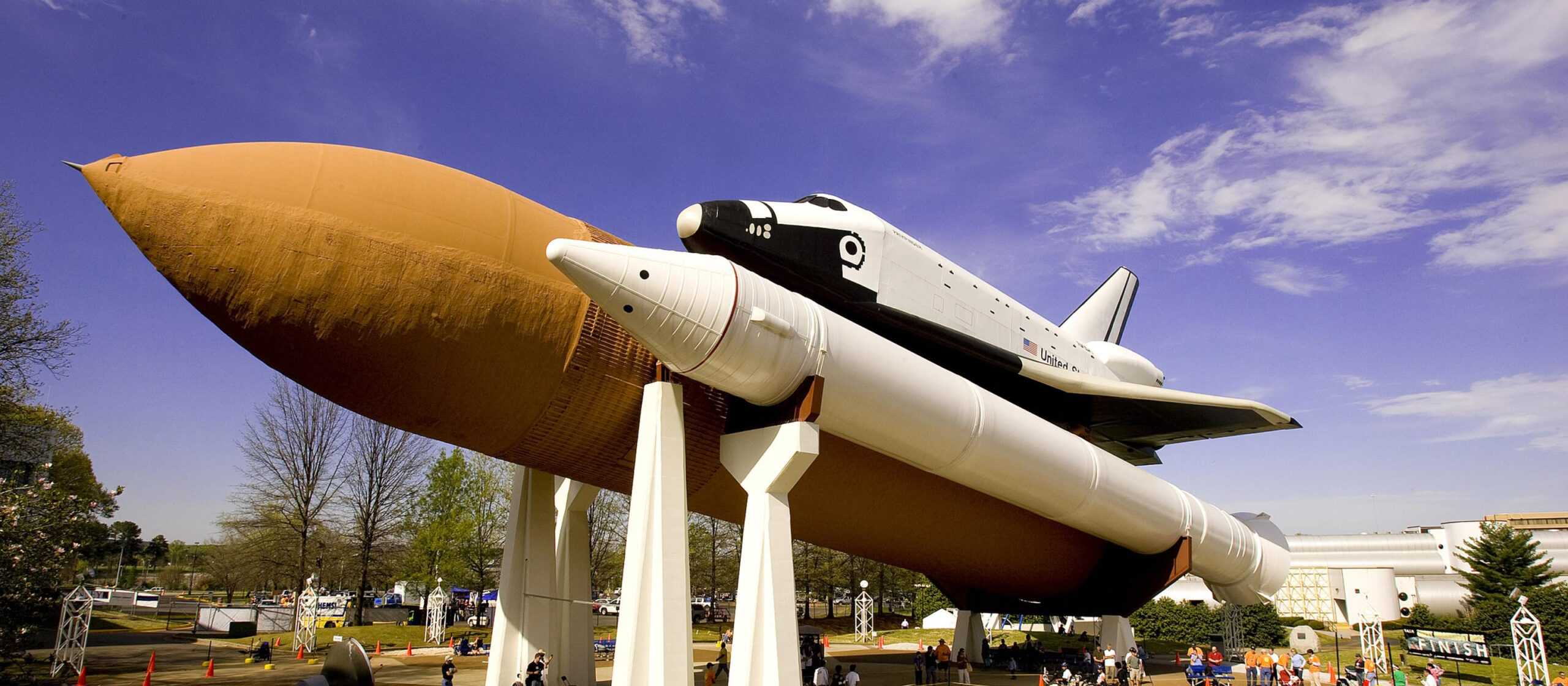 Photograph of a space shuttle, external tank, and two rocket boosters at the US Space & Rocket Center.