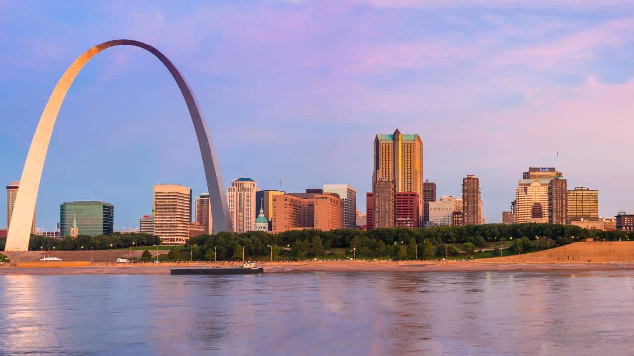 A photo of St. Louis' Gateway Arch.