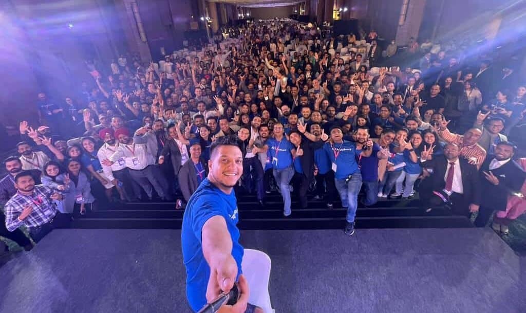 A photo of Meti Basiri taking a selfie a the Top Recruiters Workshop in 2022.